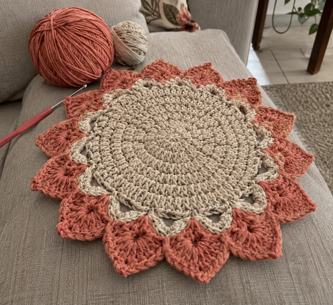 Sousplat floral terminado por Juliana